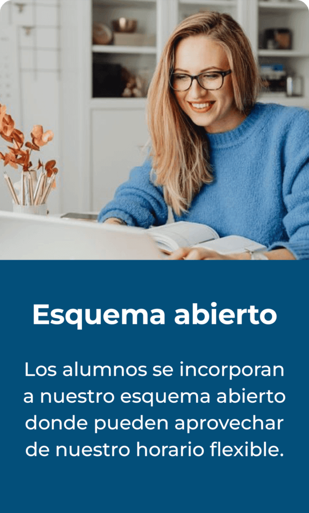 Estudiante sonriendo mientras toma una clase virtual. Tiene un cuaderno frente a ella para tomar notas.