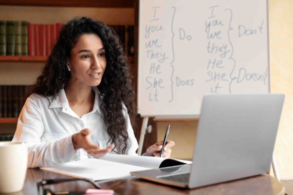 profesora de una escuela de inglés profesional enseñando