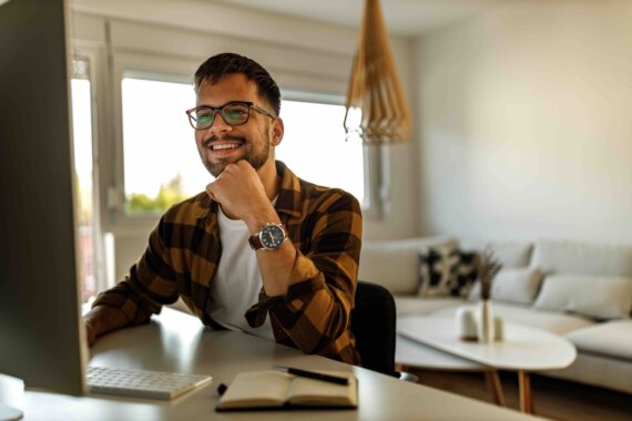hombre tomando clases de inglés profesional en línea